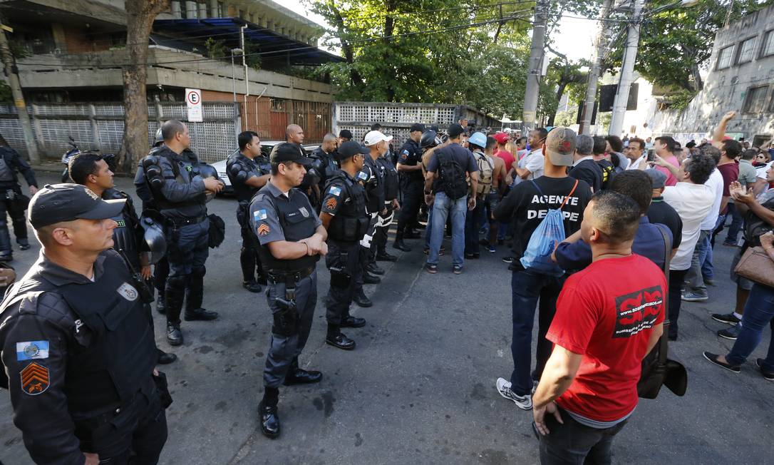 Grupo tenta invadir delegacia da Cidade Nova Foto: Domingos Peixoto / O Globo