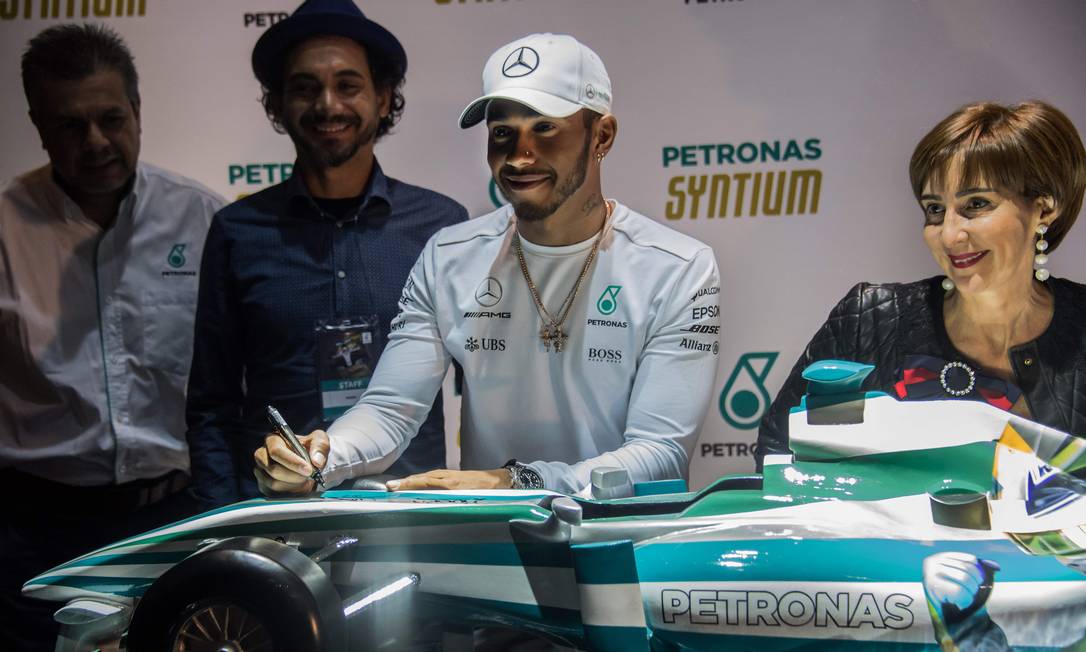 Em São Paulo, Hamilton homenageia o ídolo Ayrton Senna - Jornal O Globo