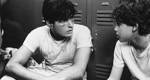 Charlie Sheen nega estupro de Corey Haim aos 13 - Jornal O Globo