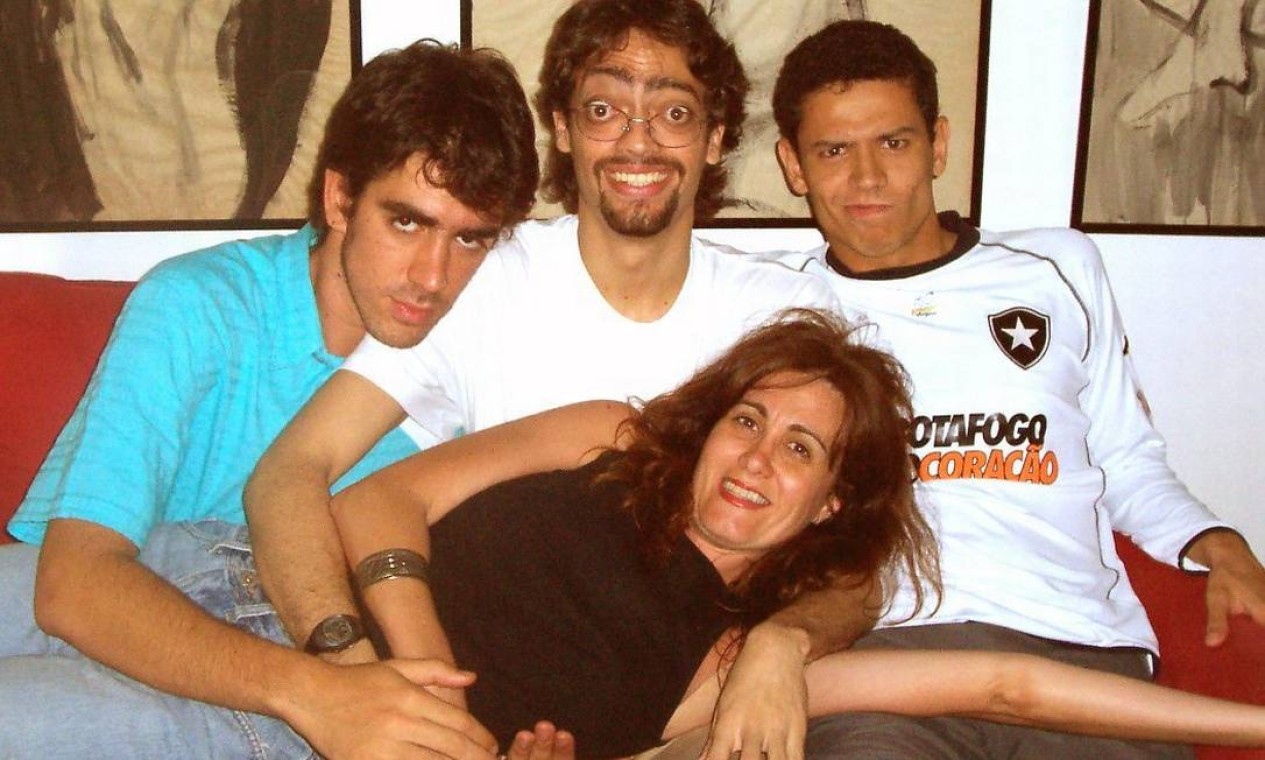 Márcia Cabrita posa com os comediantes Marcelo Adnet, Fernando Caruso, Rafael Queiroga em novembro de 2004 Foto: Divulgação
