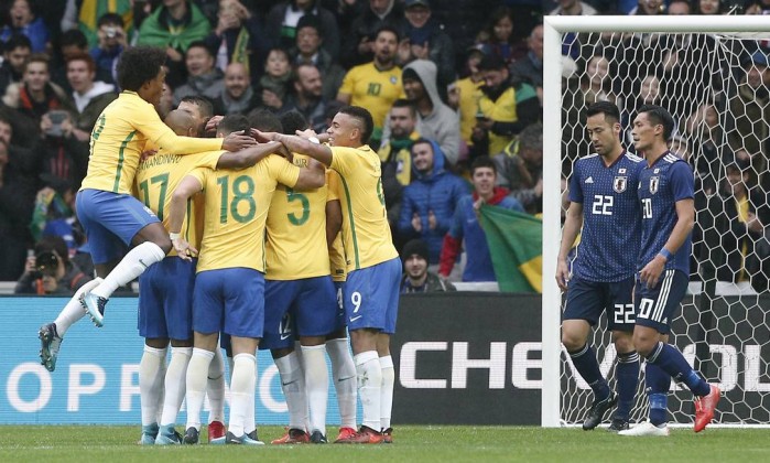 Jogadores da seleção comemoram um dos gols na vitória sobre o Japão em Lille Foto: Michel Spingler / AP