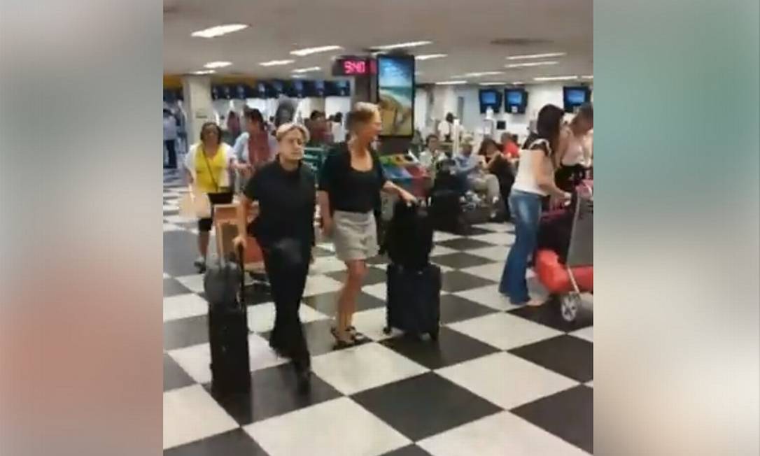 Judith Butler (esq.) e sua mulher, Wendy Brown, no aeroporto de Congonhas Foto: Reprodução de vídeo do Facebook