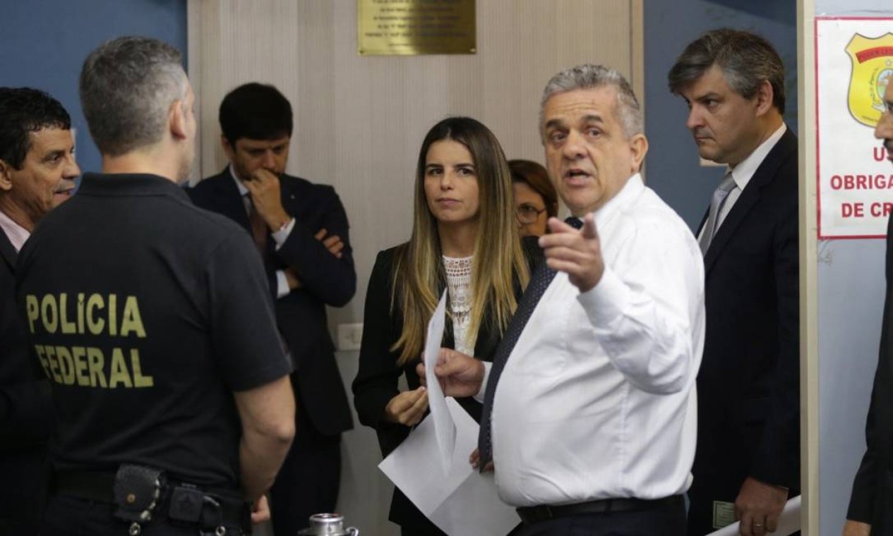 Delegada da PF conversa com secretário-geral da Mesa Diretora da Alerj Foto: Márcio Alves/Agência O Globo