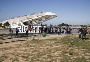 
Recomeço. Visitantes aproveitam praça em frente ao Museu do Amanhã: Porto Novo voltará a fazer a manutenção
Foto: Guito Moreto / Agência O Globo