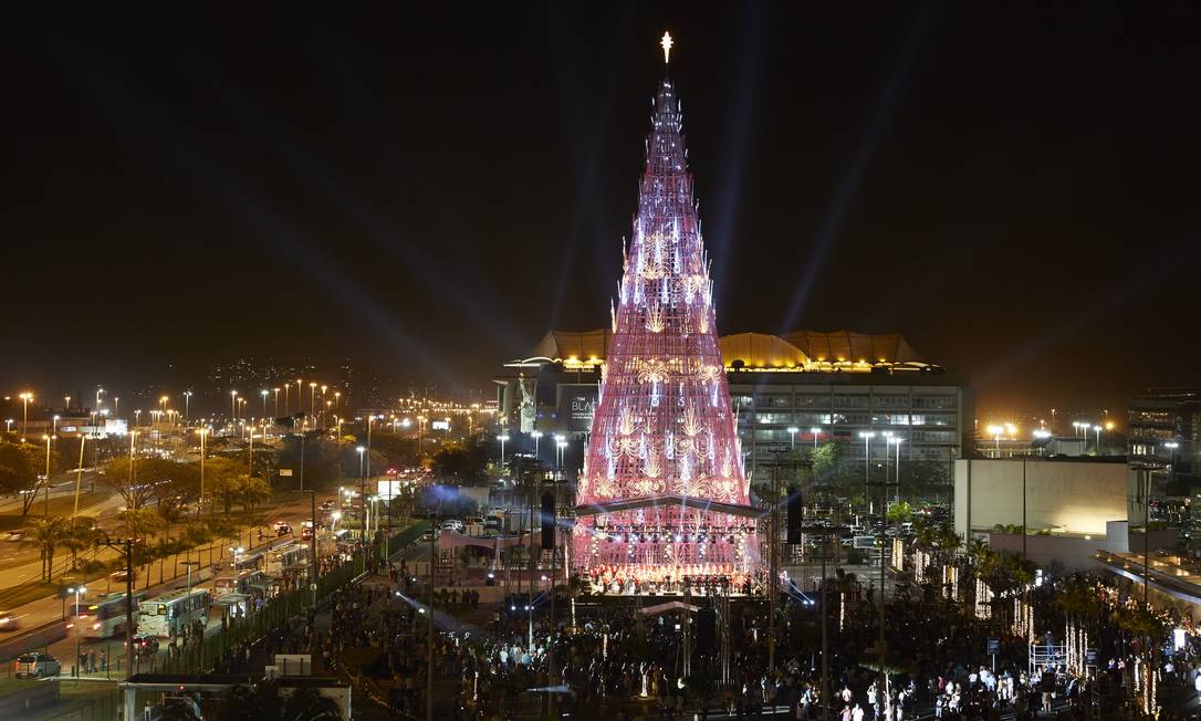Árvore de Natal de 55 metros de altura é inaugurada em shopping na Barra da  Tijuca - Jornal O Globo