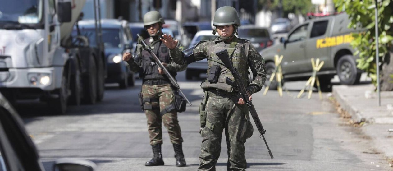 
Prevenção. Militares da Polícia do Exército fazem uma blitz em frente ao Arsenal de Guerra, no Caju
Foto: Marcio Alves / Agência O Globo