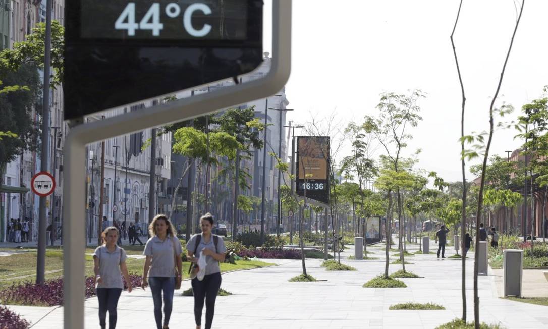 
Altos e baixos. Termômetro no Píer Mauá marca 44 graus: previsão para o fim de semana é de chegada de frente fria
Foto: Alexandre Cassiano /
Agência O Globo

