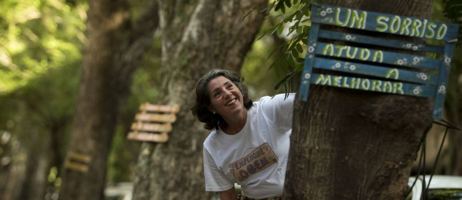 
Helen Maria faz placas de madeira com palavras e coloca nas árvores da cidade
Foto: Márcia Foletto / Agência O Globo