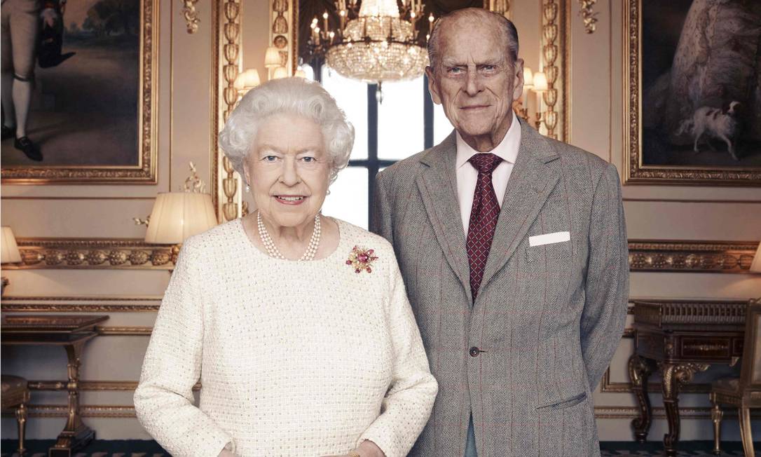 Palácio de Buckingham divulga foto oficial da rainha Elizabeth II e seu marido, príncipe Philip, em comemoração às suas bodas de platina Foto: MATT HOLYOAK / AFP