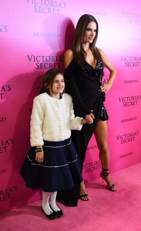 Alessandra Ambrósio Posa Com A Filha Em Festa Pós-desfile Da Victoria's ...