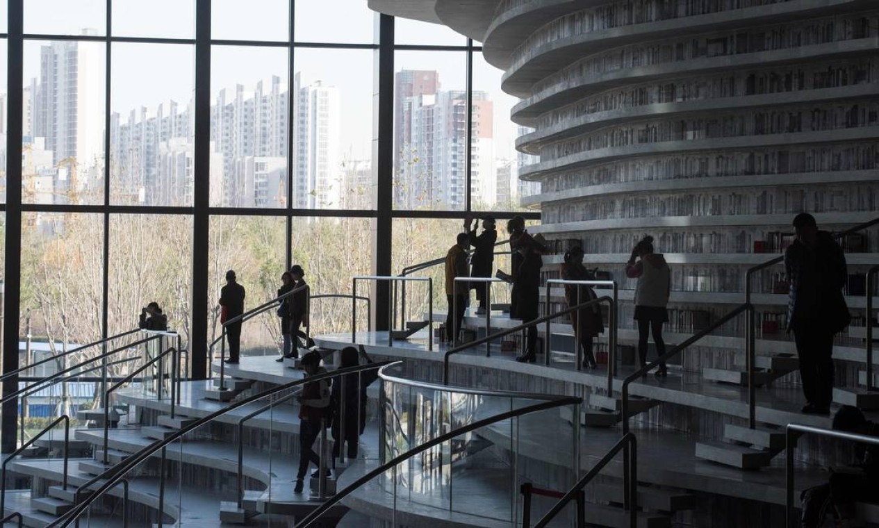 Nos fins de semana, 15 mil pessoas, em média, visitam o prédio de seis andares, localizado em Tianjin (norte do país), 120 km a sudeste de Pequim. Foto: FRED DUFOUR / AFP