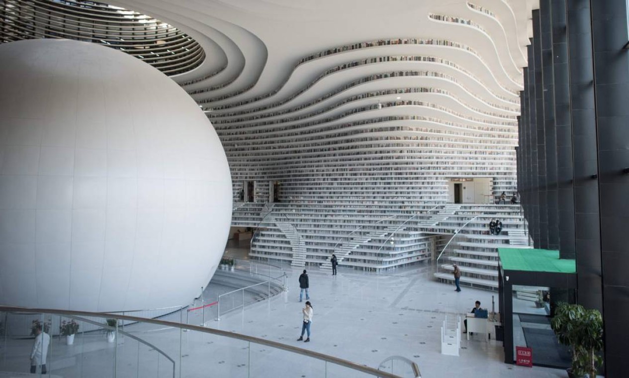 Para Liu Xiufeng, vice-diretor da biblioteca, o design do edifício é uma dor de cabeça. No plano aprovado pelas autoridades, o átrio foi concebido como um lugar para caminhar, sentar, ler ou conversar... mas não para armazenar livros, explica. Foto: FRED DUFOUR / AFP