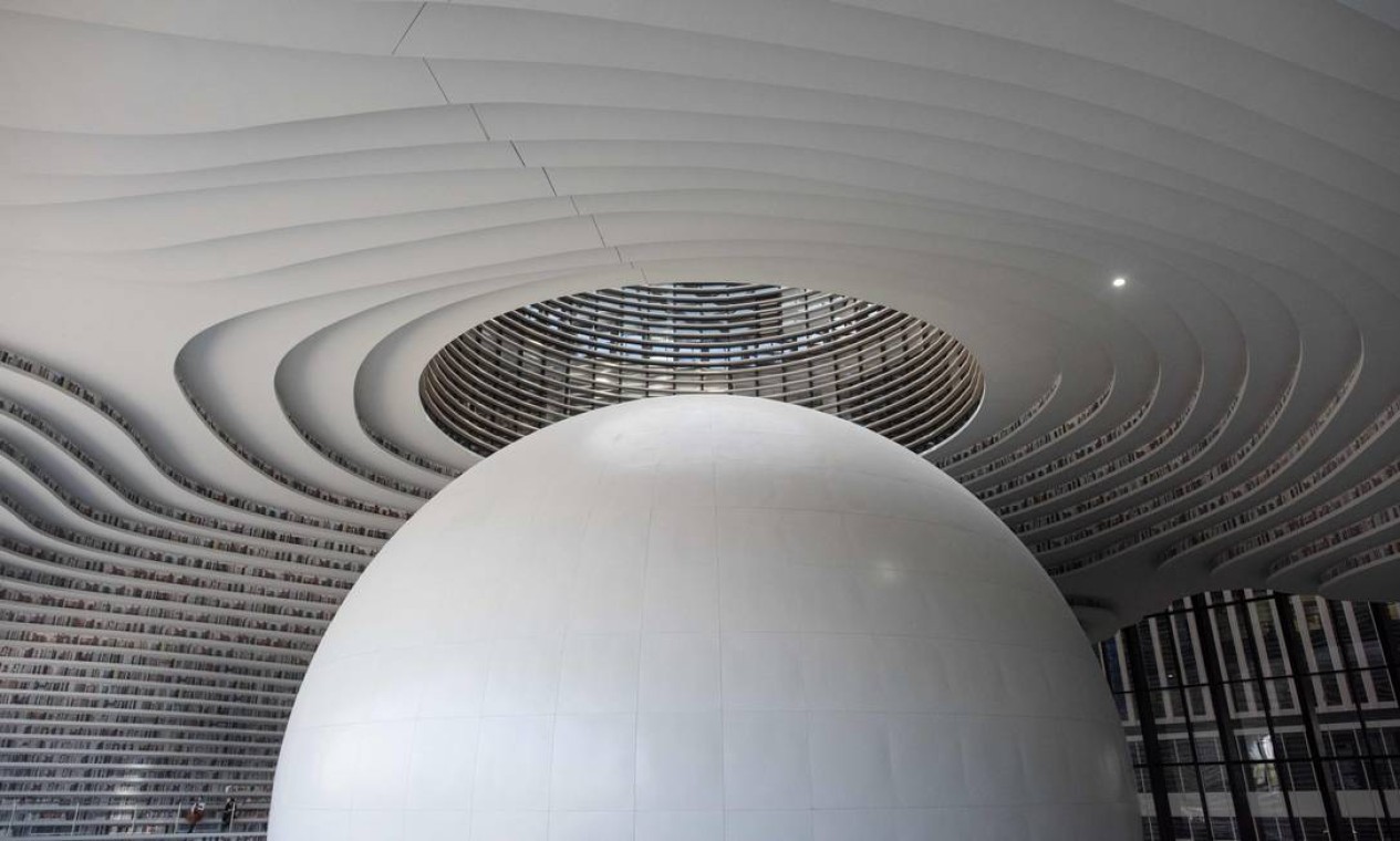 Concebido pelo escritório holandês MVRDV, o prédio contém um imenso auditório esférico que, visto de fora, lembra a íris de um olho Foto: FRED DUFOUR / AFP