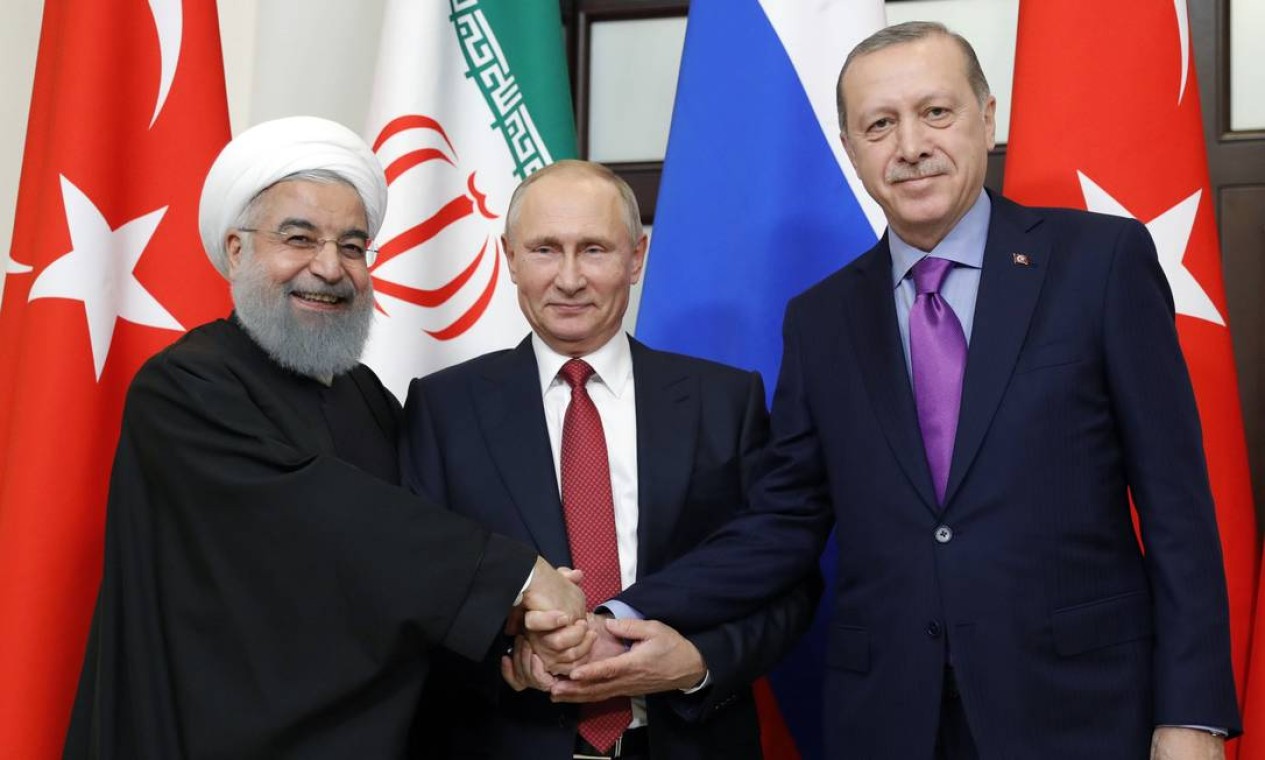 Rouhani, Putin e Erdogan se reúnem em Sochi: acordo de 2017 muda os rumos da guerra síria e afasta os EUA Foto: MIKHAIL METZEL / AFP