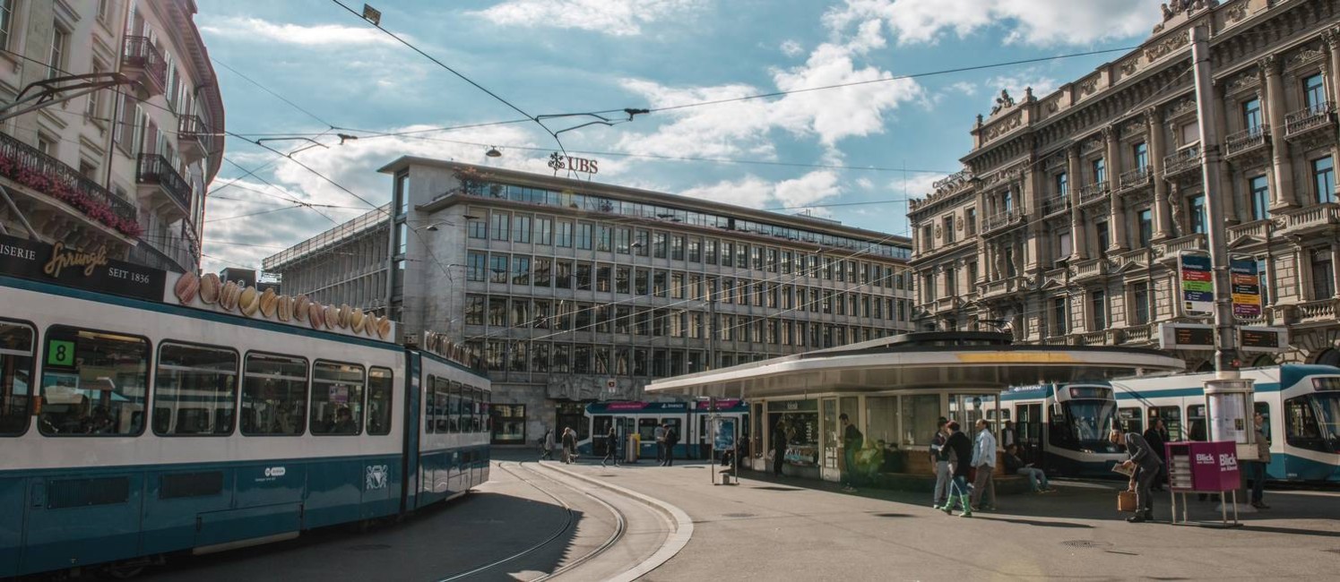 VLT. Transporte público circula pelo centro comercial e financeiro de Zurique Foto: Andre Meier / Switzerland Tourism