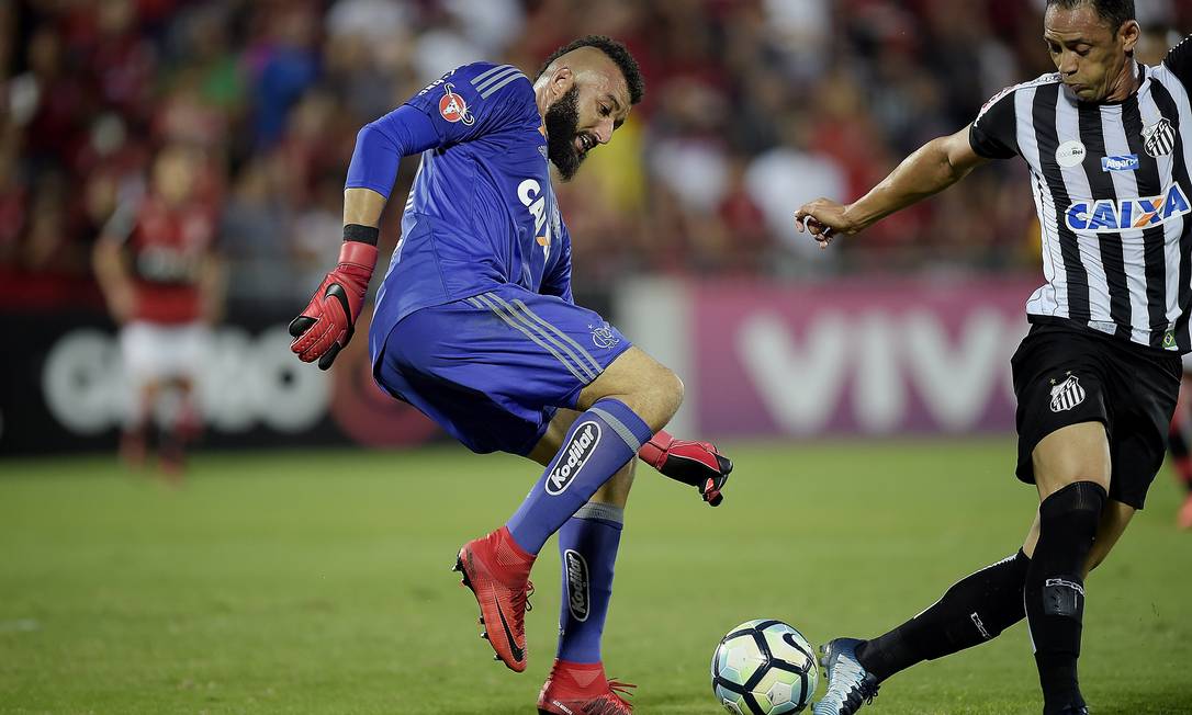 Com lances polêmicos e gols, Flamengo vence o Santos antes da