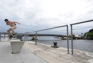 Grades da Orla Conde são substituídas por guarda-corpo de aço galvanizado. O turista chileno Esteban Cea fez manobras no local Foto: Marcio Alves / Agência O Globo