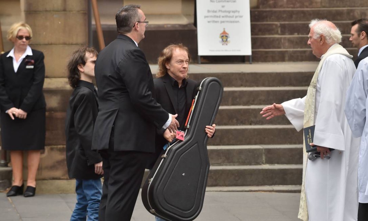Funeral de Malcolm Young reúne músicos do AC/DC - Jornal O Globo