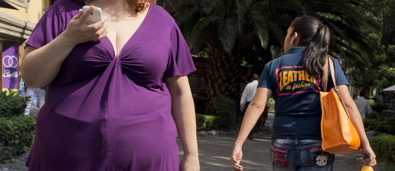 
Mulher obesa na rua na Cidade do México: mais de 2 bilhões de adultos em todo mundo estão acima do peso ideal
Foto: AFP/Ronaldo Schemidt/20-5-2013