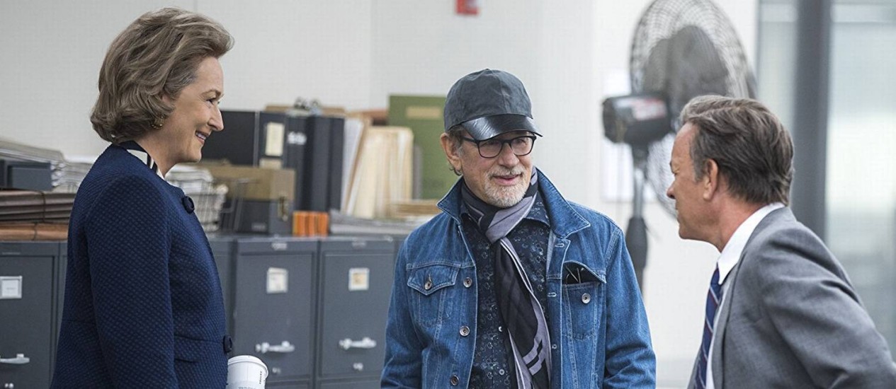 Meryl Streep, Steven Spielberg e Tom Hanks no set de 'The Post' Foto: Divulgação