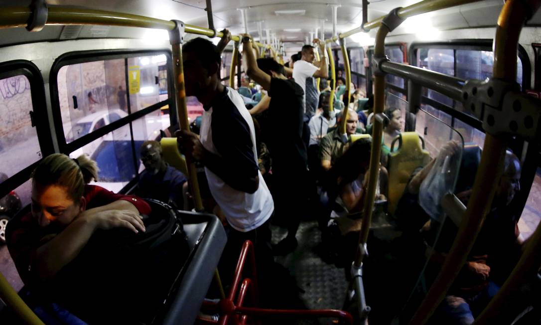 Passageiros em ônibus no Rio Foto: Marcelo Theobald em 14/11/2017 / Agência O Globo