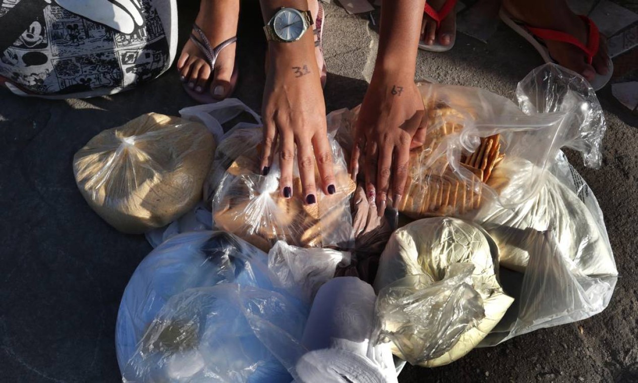 Em Água Santa, comidas entram dentro de saco plástico Foto: Marcio Alves / Agência O Globo