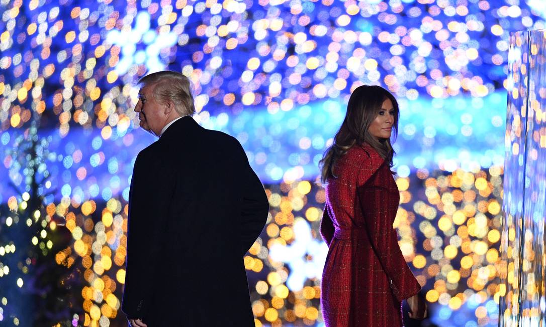 O presidente dos EUA, Donald Trump, e a primeira dama Melania Trump andam no palco durante a 95ª cerimônia anual de iluminação da árvore de natal da Casa Branca JIM WATSON / AFP