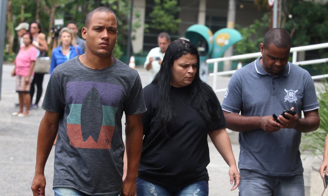 Der Ehemann und die Eltern der jungen Karolayne bei der Ankunft im Krankenhaus Foto: Fabiano Rocha / Agência O Globo