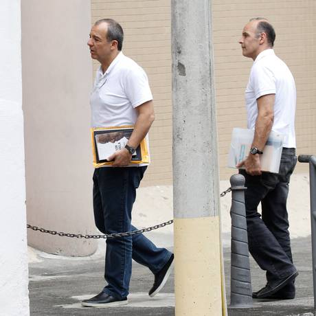 Sérgio Cabral e o ex-secretário Wilson Carlos chegam para prestar depoimento à Justiça Federal Foto: Pedro Teixeira / Agência O Globo