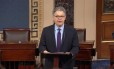 O senador americano Al Franken, de Minnesota, anuncia sua renúncia no Capitólio, em Washington, após ser acusado de assédio sexual