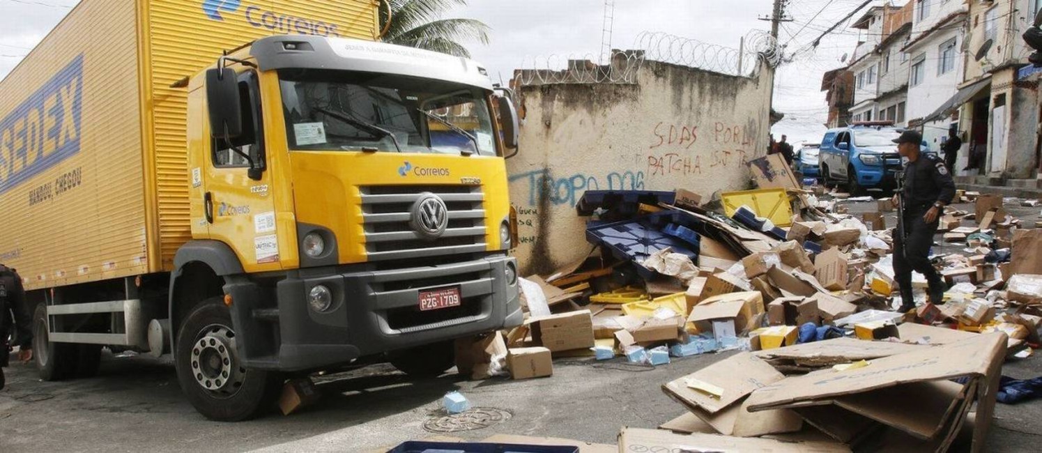 O caminhão dos Correios que foi assaltado em Benfica e levado para o Morro São João, em Benfica, onde há uma UPP. Foto: Reginaldo Pimenta / Raw Image