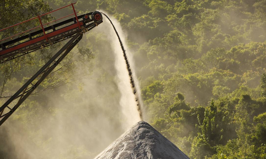 Monte de brita formado por pedras extraídas do túnel: irregularidades na compra do material Foto: Guilherme Leporace / Agência O Globo