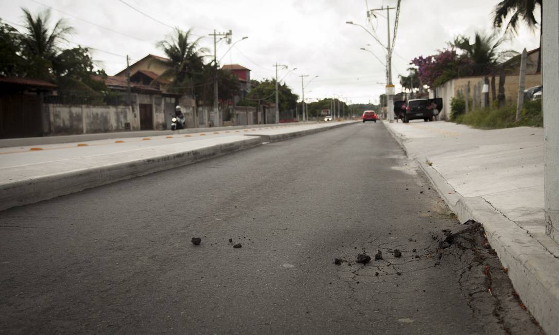 Na Avenida Conselheiro Paulo de Melo Kale, no Cafubá, asfalto já apresentava problemas pouco tempo depois de pronto Foto: Analice Paron / Agência O Globo