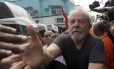   Lula cumprimenta moradores de Nova Iguaçu, cidade que já foi governada por Lindbergh Farias  