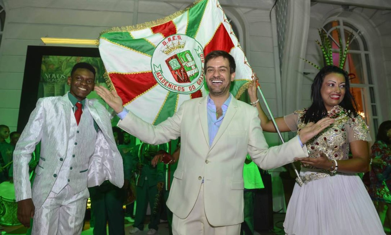 Bruno Astuto com o casal de mestre-sala e porta-bandeira da Grande Rio Foto: Fabio Cordeiro