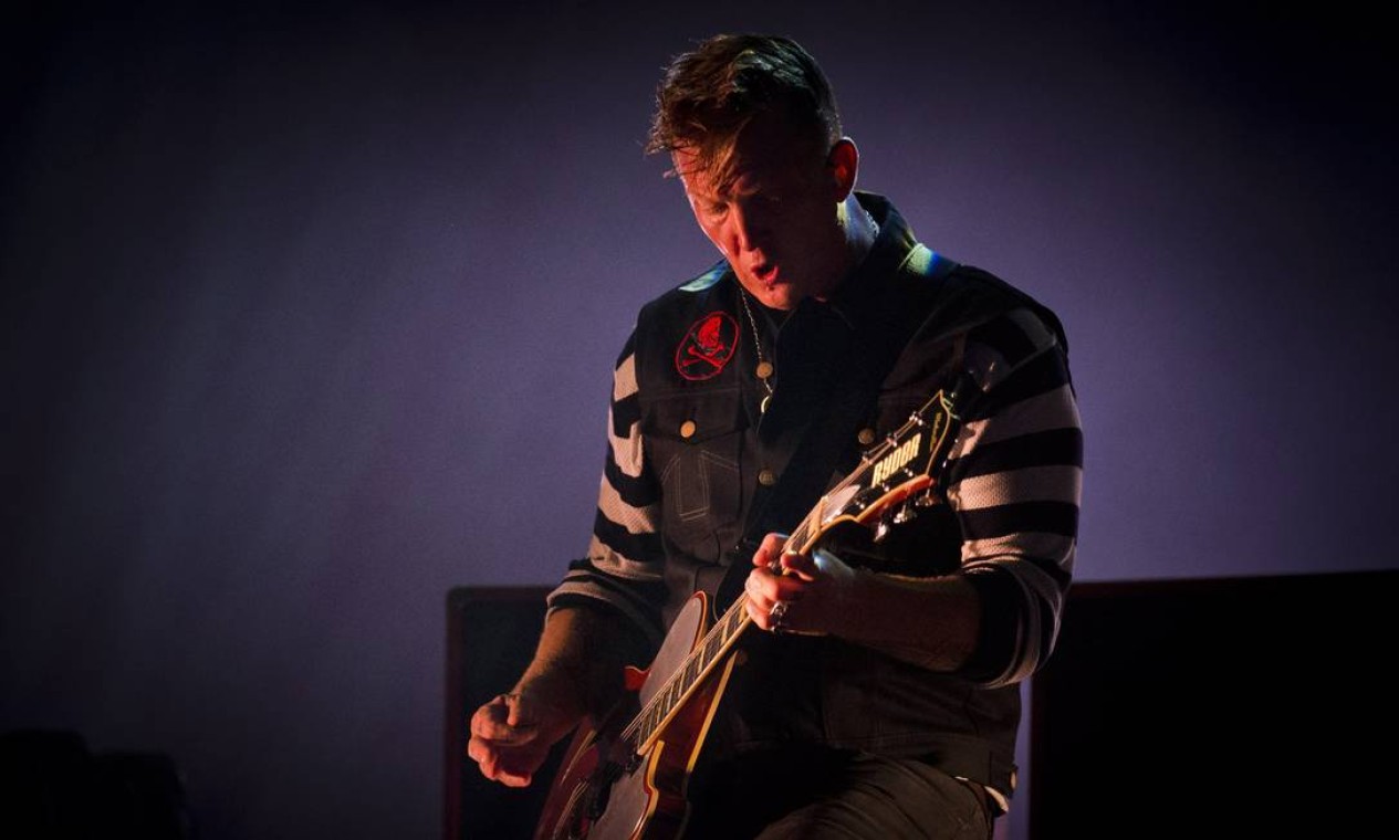 Fui um completo idiota', reconhece Josh Homme após chutar