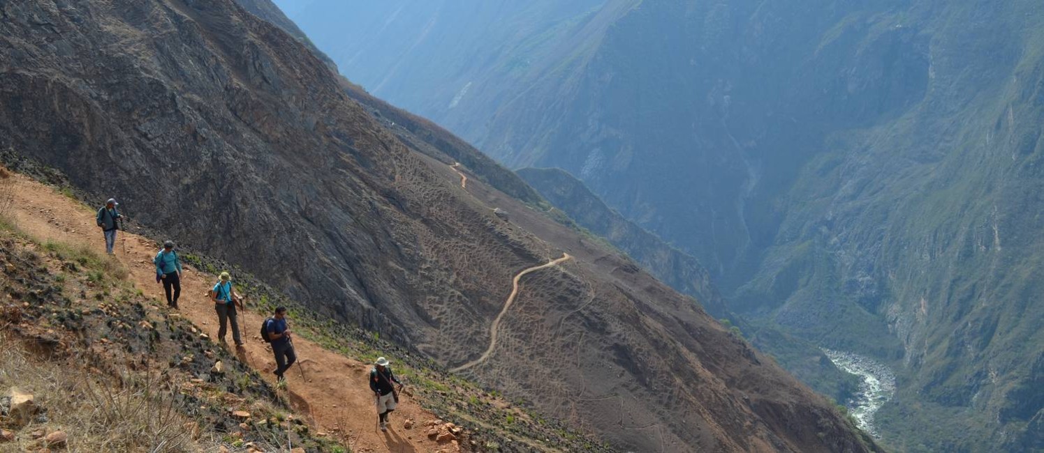 Grupo segue rumo a Choquequirao, enfrentando a topografia irregular dos Andes em altitudes elevadas Foto: Christian Jara