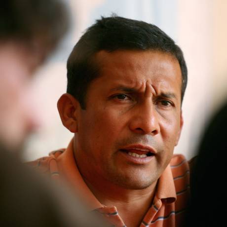 Ollanta Humala durante entrevista coletiva em Lima, em abril de 2006 Foto: Mariana Bazo / Reuters