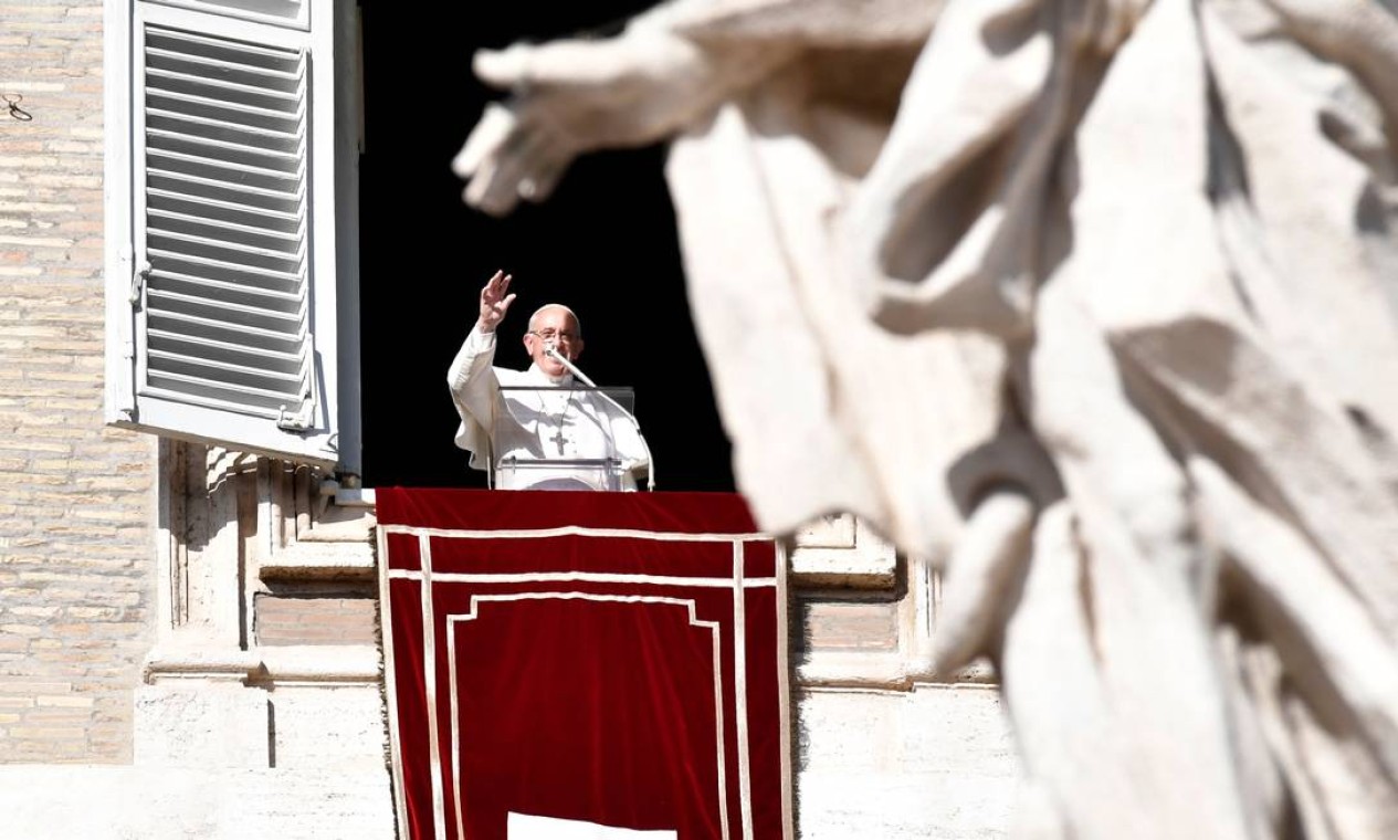 Papa Francisco acena para fiéis na Praça São Pedro Foto: ANDREAS SOLARO / AFP