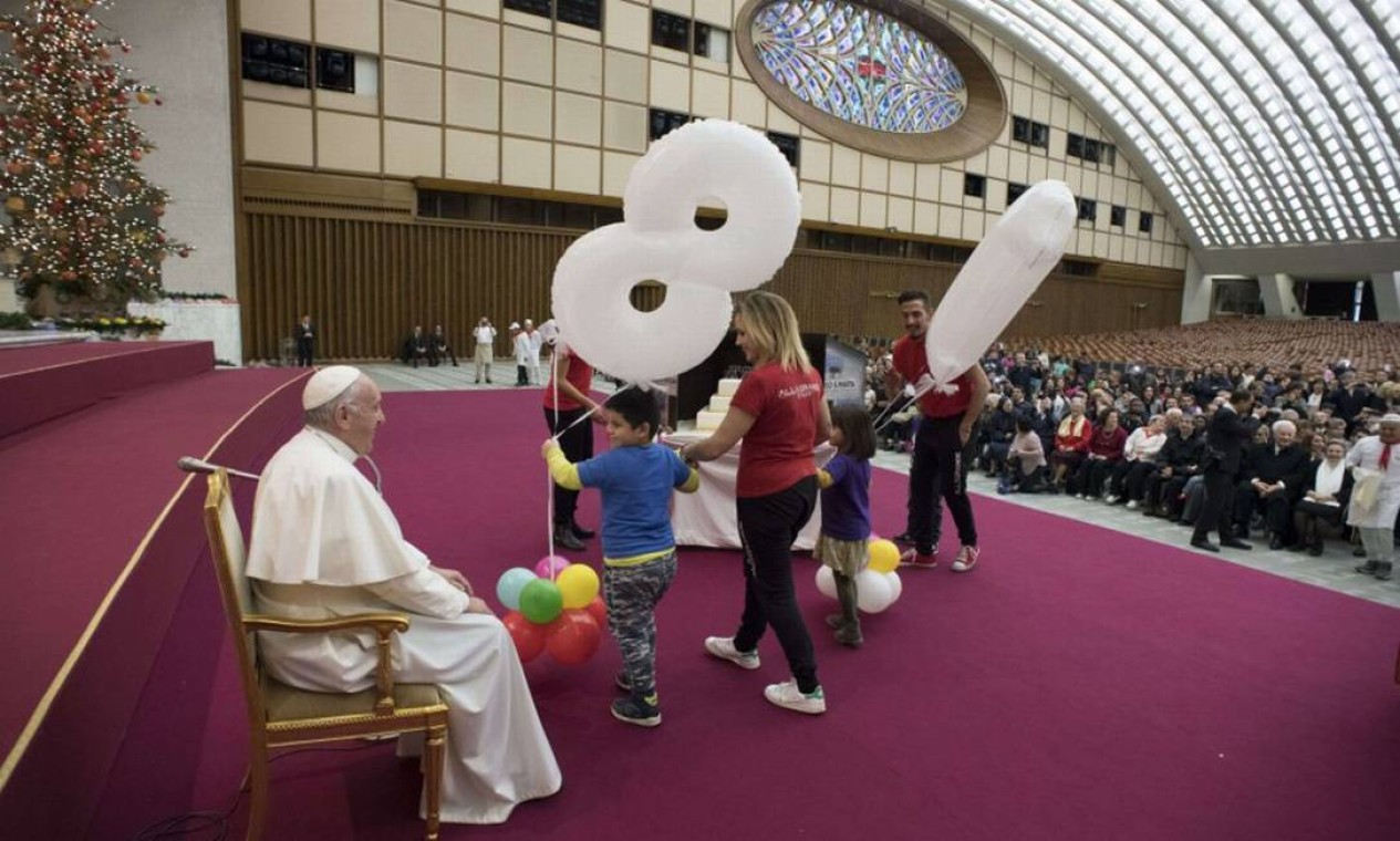 Balões foram levados por crianças ao Papa em dia de festa pelo seu aniversário no Vaticano Foto: HO / AFP