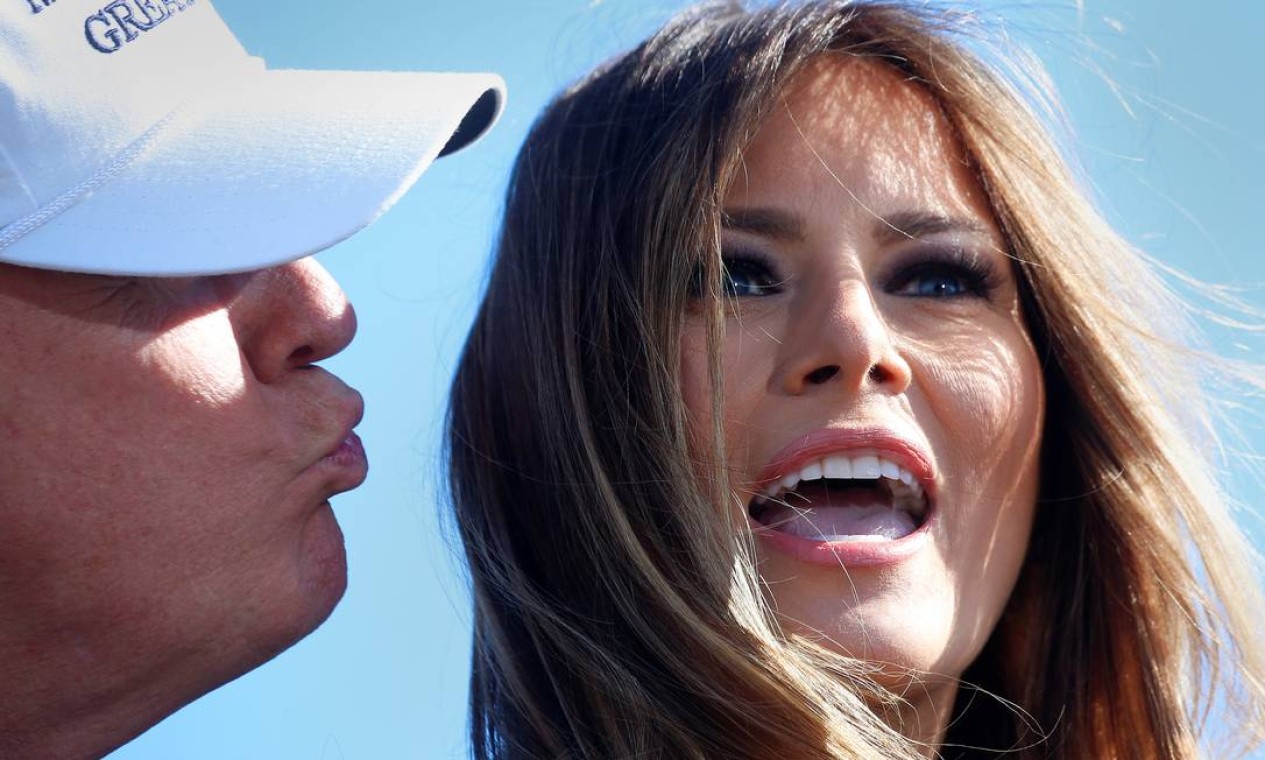 Ainda na época da campanha presidencial, em 2016, Donald Trump faz biquinho para beijar a mulher, Melania, eslovena de nascimento e americana naturalizada, que se tornaria primeira-dama dos Estados Unidos Foto: CARLO ALLEGRI / Reuters