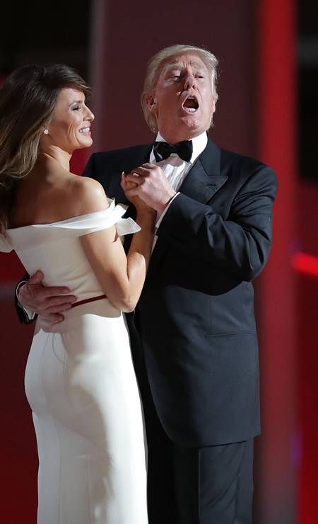 Melania e Donald Trump dançam ao som da música "My Way" em Washington, dias depois da posse dele como presidente dos EUA Foto: CHIP SOMODEVILLA / AFP