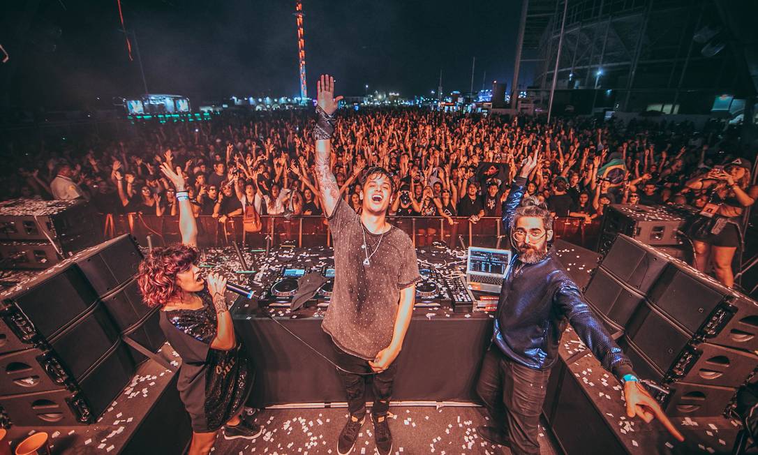 Gabriel Boni (no centro), um dos DJs brasileiros que estão tomando o lugar das atrações estrangeiras nos festivais nacionais Foto: Haley Castro / Divulgação