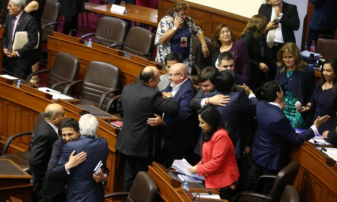 Resgatado por rivais, PPK alimenta rumores de acordo com Fujimori ...