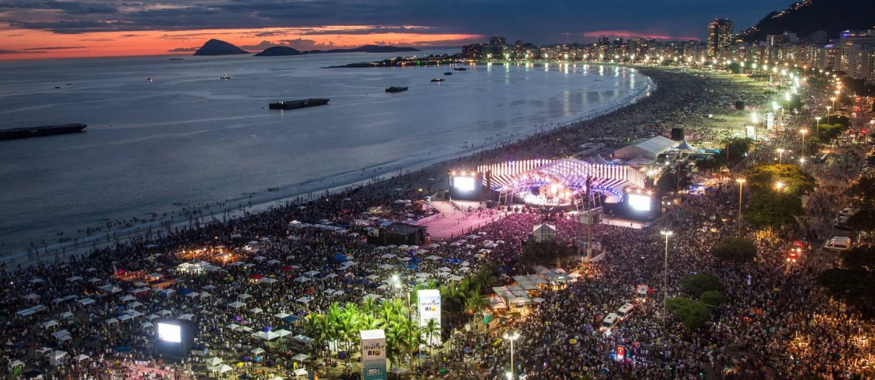 Multidão vibra com shows na Praia de Copacabana Jornal O Globo