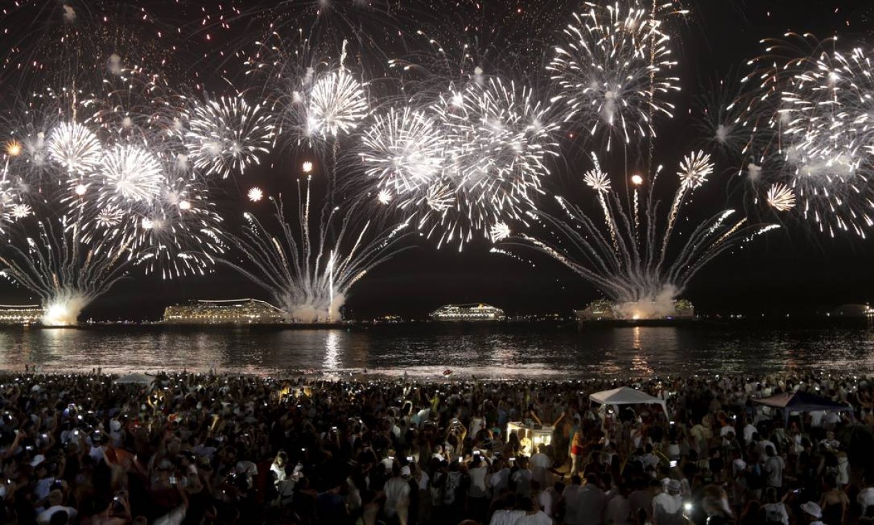 2018 - Espetáculo de luzes, o maior registrado em Copabana, foi acompanhado com empolgação pelo público, que se aglomerou próximo ao mar da praia Foto: Gabriel de Paiva / Agência O Globo
