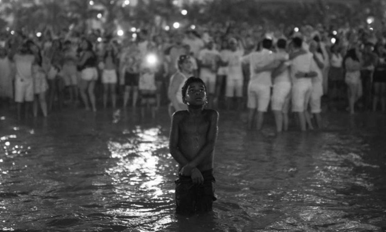 Menino triste sozinho no pôr do sol