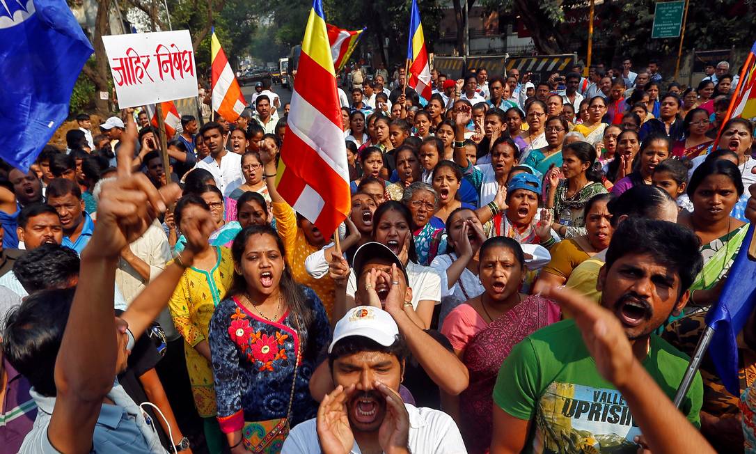 Dalits Fazem Protestos Na Índia E Bloqueiam Estrada E Linha Férrea ...