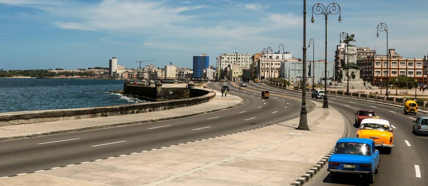 El Malecón, o calçadão da grande avenida de Havana, em Cuba Foto: Bruno Barreto / Divulgação