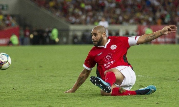 Após Adriano pedir retorno, Flamengo oferece projeto para recuperar o ídolo